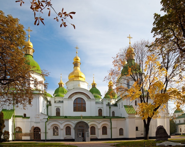 Foto opinião do edifício da igreja da catedral de saint sophia do outono. centro da cidade de kiev, ucrânia.