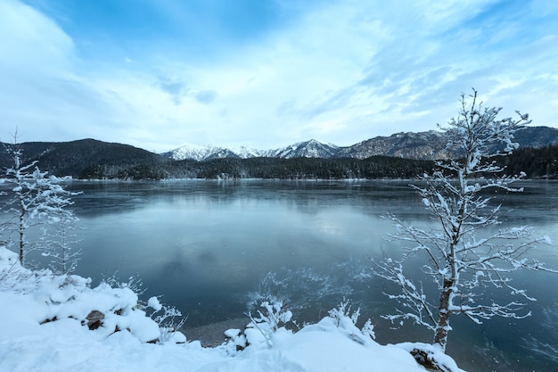 Foto opinião do inverno do lago eibsee, baviera, alemanha.