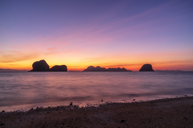 Opinião do nascer do sol da ilha de Ko Ngai, com água do mar bonita, céu crepuscular.