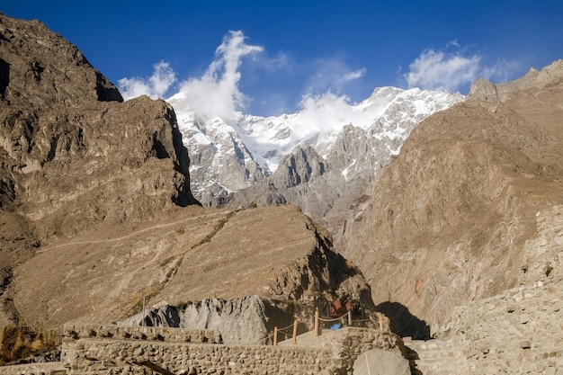 Opinião do pico da montanha dos sar de Ultar do forte de Baltit, vale de Hunza. Gilgit Baltistan, Paquistão.