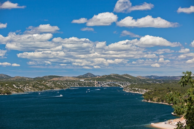 Opinião do rio krka da cidade de sibenik, croácia. tiro horizontal