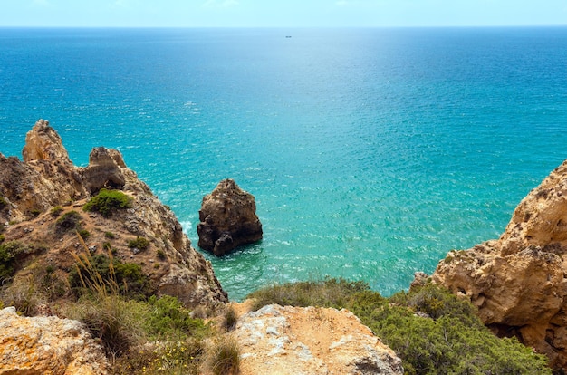 Opinião do verão da costa rochosa do Oceano Atlântico (Lagos, Algarve, Portugal).
