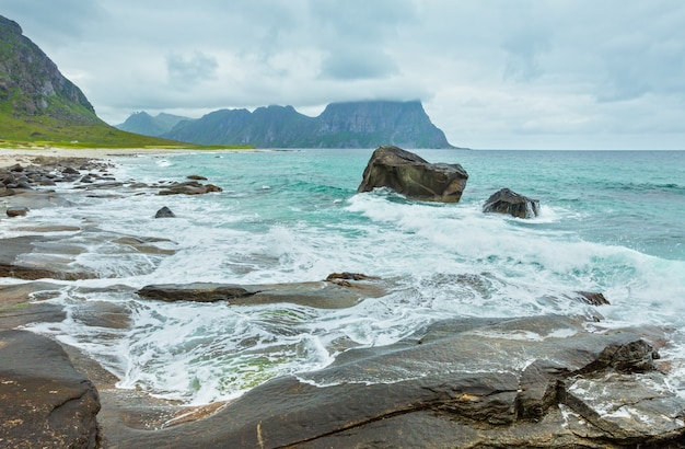 Opinião do verão da praia pedregosa de Haukland (Noruega, Lofoten).