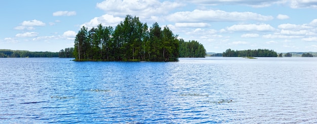 Opinião do verão do Lago Rutajarvi com floresta na borda (Urjala, Finlândia).