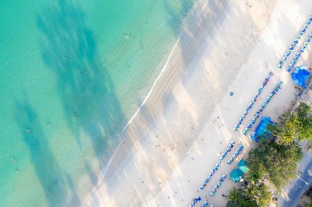 Opinión aérea la gente que nada en el mar transparente de la turquesa en Phuket, Tailandia.