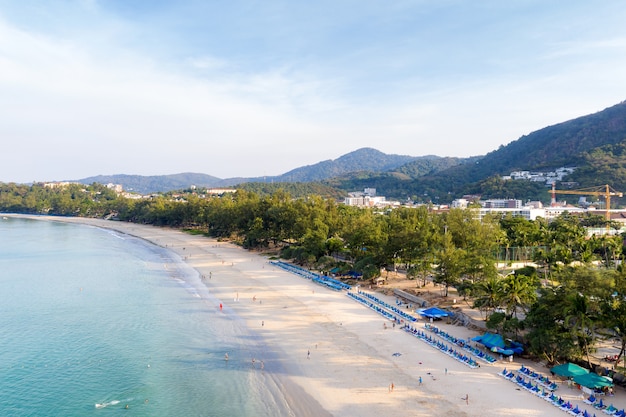 Opinión aérea la gente que nada en el mar transparente de la turquesa en la playa de Karon en Phuket, Tailandia.