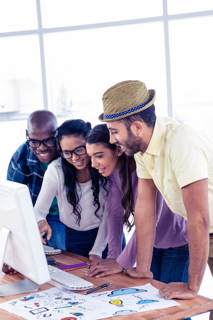 Foto opinión de alto ángulo los hombres de negocios que trabajan sobre la computadora en el escritorio en oficina creativa