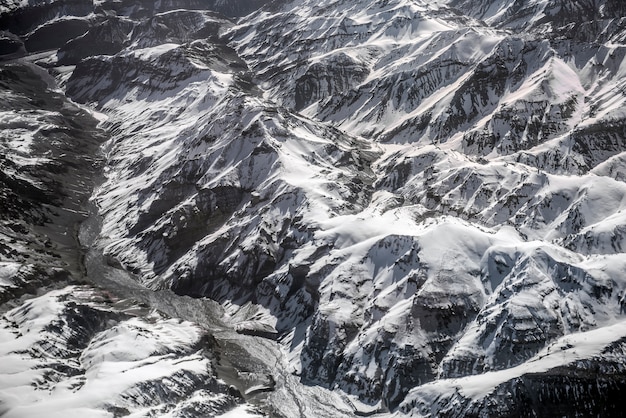 Opinión de alto ángulo de la montaña de la nieve del paisaje del invierno del aeroplano Leh Ladakh la India.