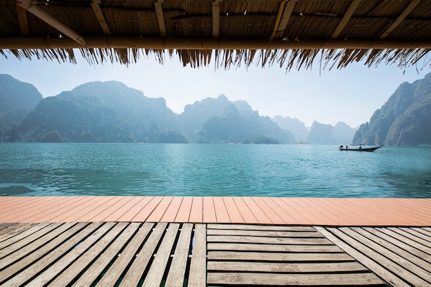 Foto opinión del barco turístico con el paisaje escénico de la isla de la montaña de la roca de la naturaleza parque nacional de khao sok en tailandia. la increíble tailandia.