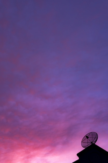 Foto opinión del cielo de la tarde con las antenas en el tejado de la casa.