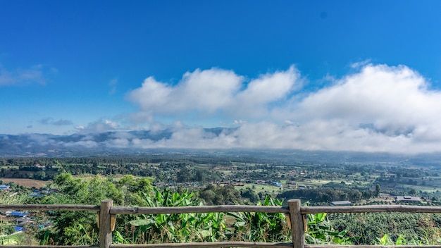 Opinión hermosa del cielo y de la nube blanca desde la cima de la montaña.