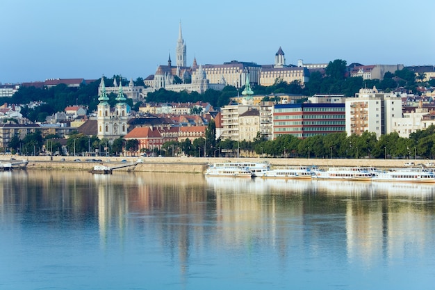 Opinión de la mañana de Budapest con la reflexión de los edificios en el río Donau.