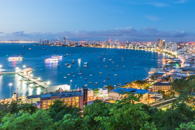 Opinión de la noche de la playa de la ciudad de pattaya durante puesta del sol, pattaya tailandia.