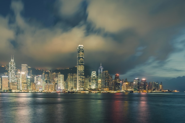 Opinión de la noche del puerto de Victoria en Hong Kong.