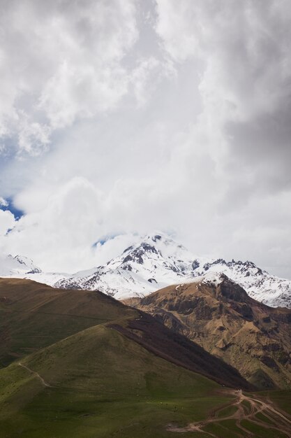 Opinión del otoño de la montaña de Kazbek en Georgia. hermoso paisaje de montaña