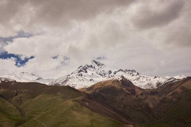Opinión del otoño de la montaña de Kazbek en Georgia. hermoso paisaje de montaña