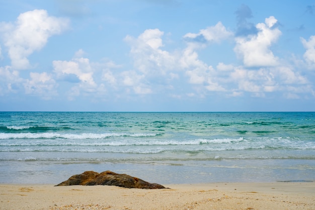 Opinión del paisaje o del paisaje marino de la playa que hace frente hacia fuera al océano en la isla de Samet, Tailandia.