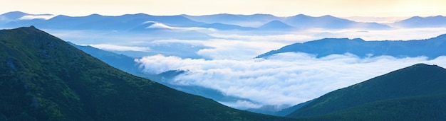 Opinión del panorama de la montaña del amanecer nublado del verano (Ucrania, montañas de los Cárpatos). Imagen de puntada de tres disparos.