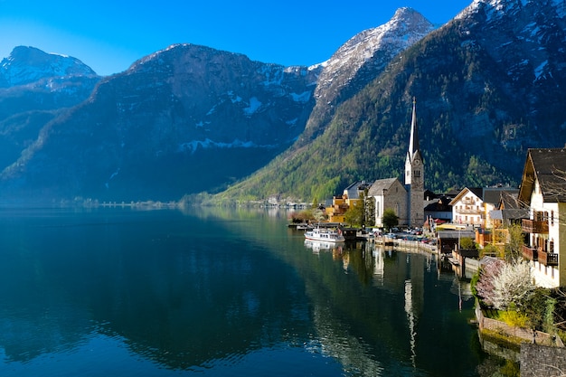 Opinión popular del panorama de Hallstatt en abril de 2019, Austria.