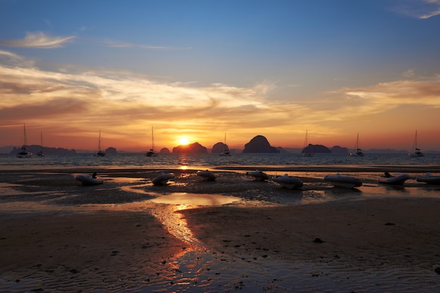 Una opinión de la puesta del sol de la playa de Tubkaak, Krabi, Tailandia.