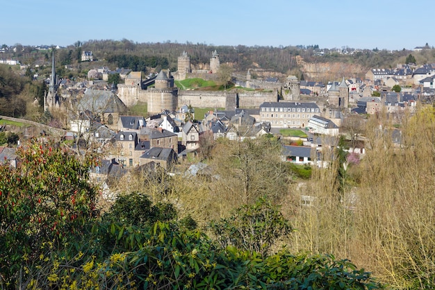 La opinión del resorte de Chateau de Fougeres Francia.