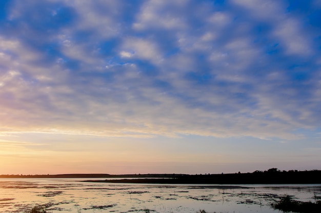 Foto opinión del río de la tarde, nubes de altocumulus.