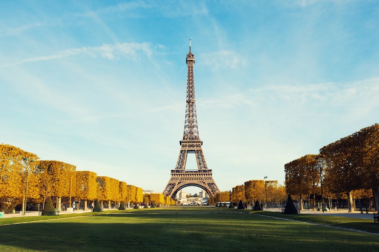 Foto opinión sobre parís y la torre eiffel con el cielo azul con las nubes en otoño en parís, francia.