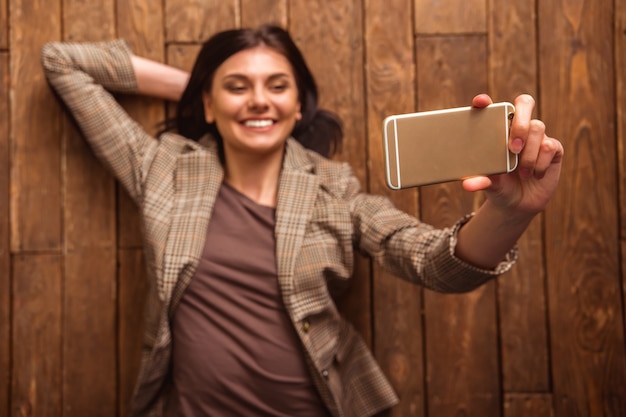 Foto opinión superior la muchacha hermosa en la ropa casual que hace el selfie.