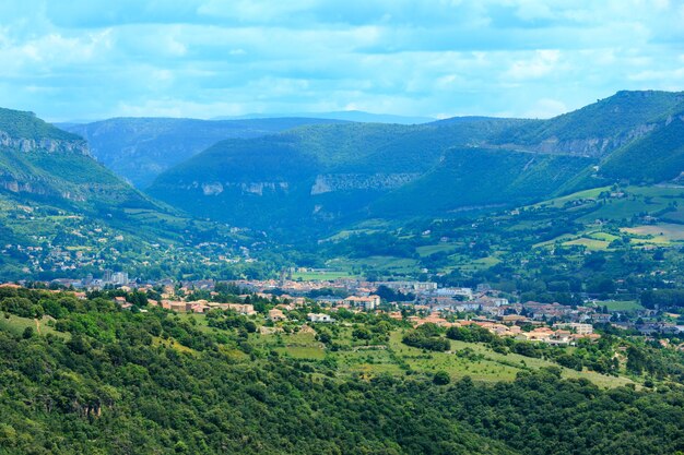 Opinión del verano sobre el valle del río Tarn y la ciudad de Millau, Francia.