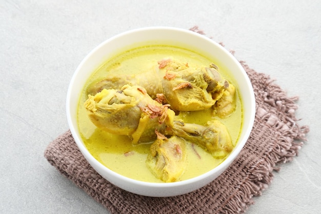 Opor Ayam comida tradicional indonésia feita de frango cozido com leite de coco e especiarias