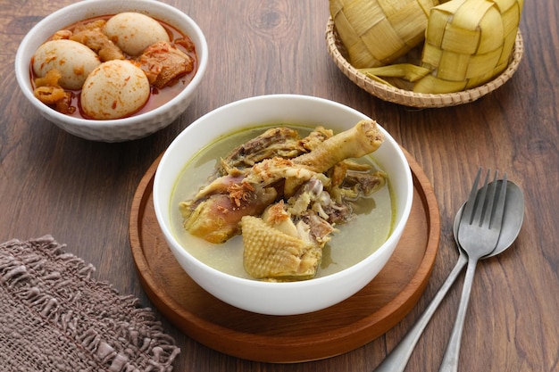 Opor Ayam comida tradicional indonésia feita de frango cozido com leite de coco e especiarias