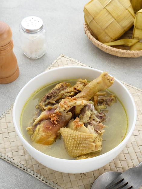 Opor Ayam comida tradicional indonesia hecha de pollo cocido con leche de coco y especias