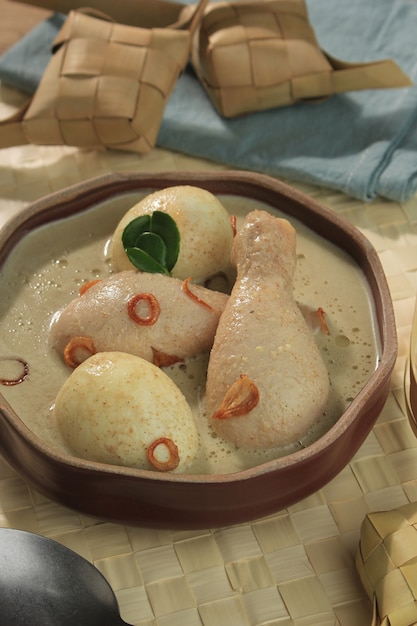 Opor Ayam es sopa de pollo cocinada en leche de coco de Indonesia