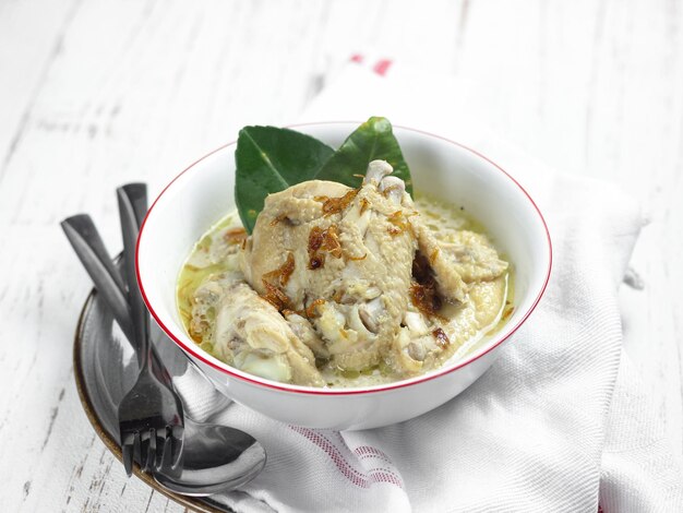 Opor ayam o curry blanco de pollo es comida culinaria tradicional indonesia hecha de pollo