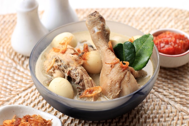 Opor Ayam oder Chicken White Curry Traditionelles indonesisches Essen aus Hühnchen, gekocht mit Kokosmilch und Gewürzen