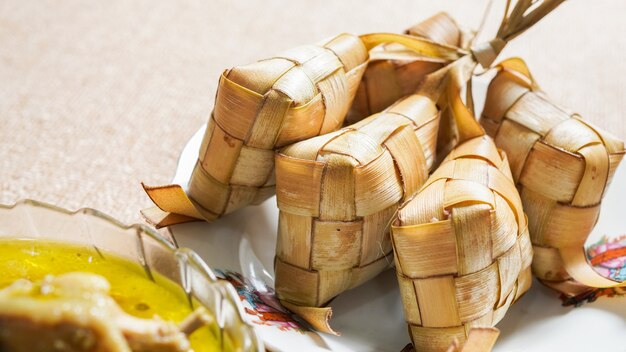 Opor y ketupat comida indonesia para idul fitri