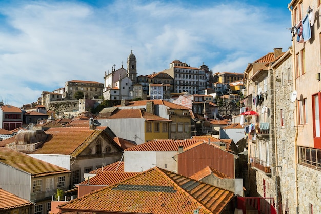 OPORTO PORTUGAL 31 DE OCTUBRE DE 2017 Vista sobre los techos de tejas de arcilla roja de Oporto Portugal