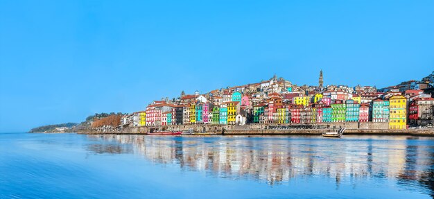 Foto oporto portugal paisaje urbano de oporto casas medievales coloridas reflejadas en el agua azul del río duero