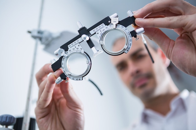 Foto optiker hält messbrille