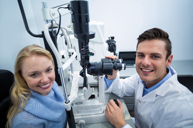 Optiker untersucht Patientin auf Spaltlampe