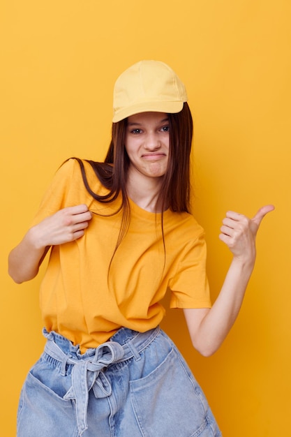 Optimistische junge Frau Freizeitkleidung im Jugendstil Lifestyle unverändert