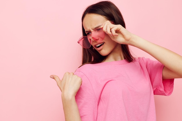 Optimistische junge Frau in einem rosafarbenen T-Shirt Freizeitkleidung Lebensstil unverändert