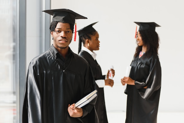 Optimistische junge Hochschulabsolventen bei Abschluss