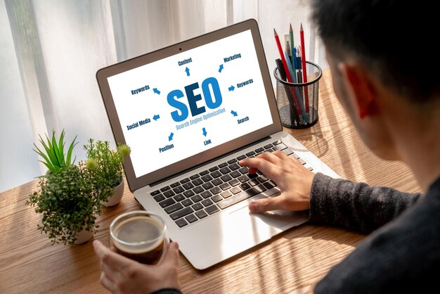 Optimización del motor de búsqueda SEO para el comercio electrónico de moda y el negocio minorista en línea que se muestra en la pantalla de la computadora