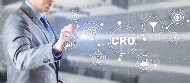 Optimización de la tasa de conversión CRO Tecnología Concepto de finanzas Empresario presionando en una pantalla virtual
