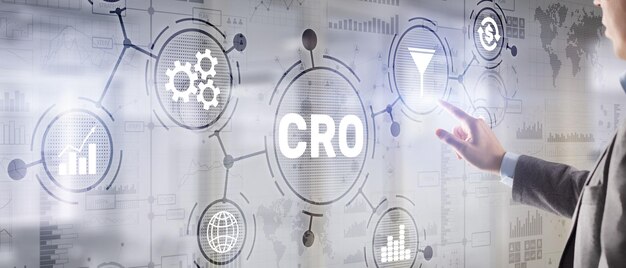 Optimización de la tasa de conversión CRO Tecnología Concepto de finanzas Empresario presionando en una pantalla virtual