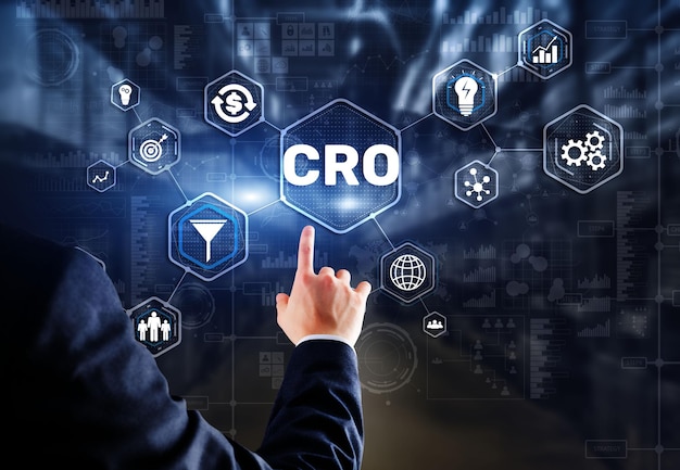 Optimización de la tasa de conversión CRO Tecnología Concepto de finanzas Empresario presionando en una pantalla virtual