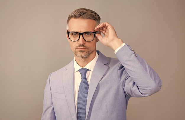 Optischer Eyecare-Typ sieht aus wie ein intelligenter und selbstbewusster Geschäftsmann im Anzug, männliches Modeaccessoire, Mann, Porträt, Brille, Sehschärfe und Sehkorrektur für die Augengesundheit