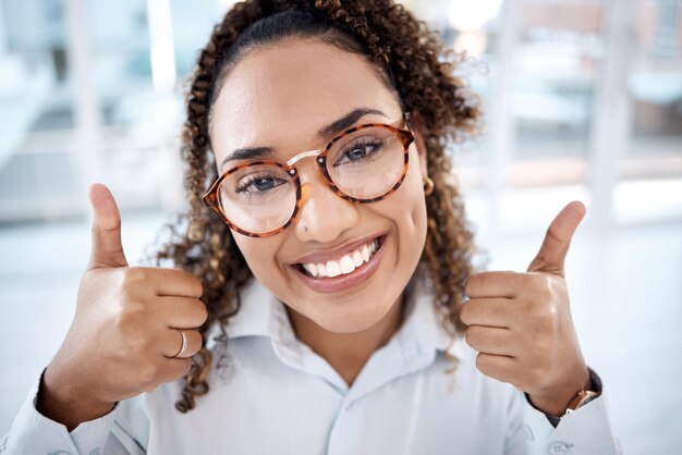 Foto optometria polegares para cima e rosto de mulher com óculos para cuidados com os olhos e saúde na loja retrato de bem-estar de óculos ou mulher feliz da áfrica do sul com gesto de mão para aprovação de sucesso ou ok