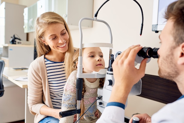 Optometrista de visita de menina